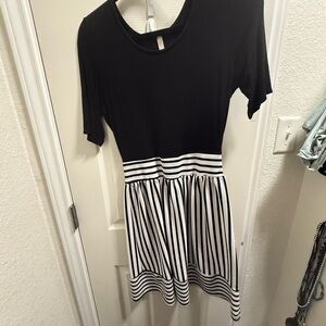 Gilli Black Fit and Flare Midi Dress with Short Sleeves